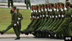 El pueblo no tiene armas, pero Cuba es uno de los países más militarizados del mundo. Soldados cubanos participan en el ensayo del desfile militar.